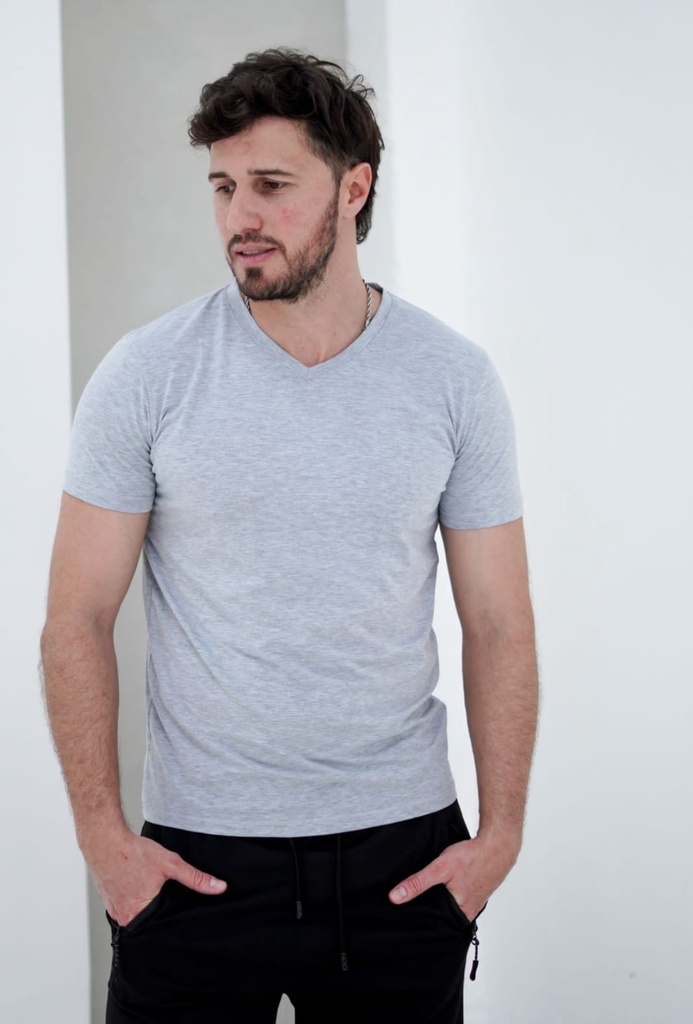 Remera lisa escote en V