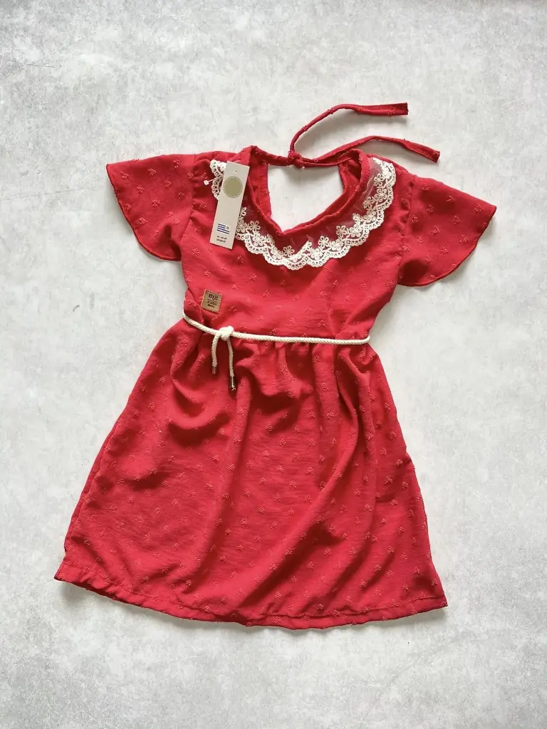 Vestido con detalle de festón y cuerdita